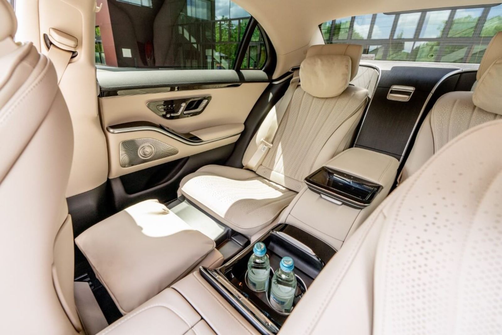 Limousine Mercedes S450 L 4matic interior back seats.