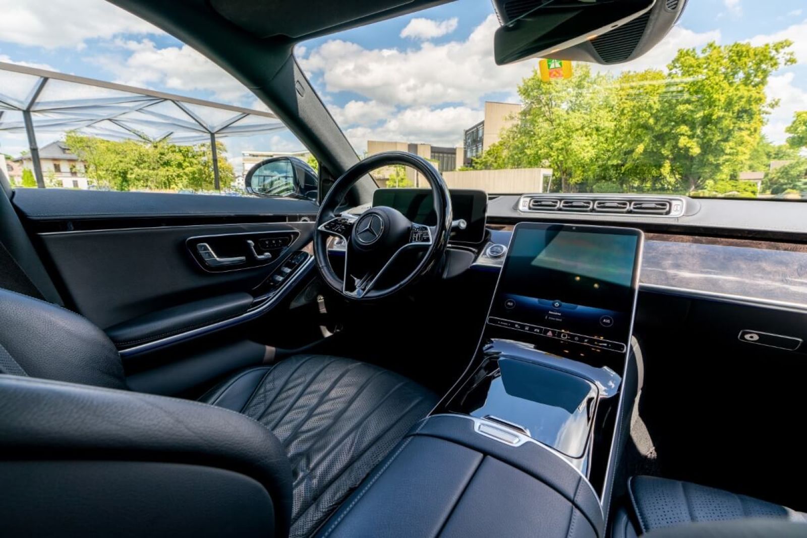 Limousine Mercedes S350 L 4matic interior front.