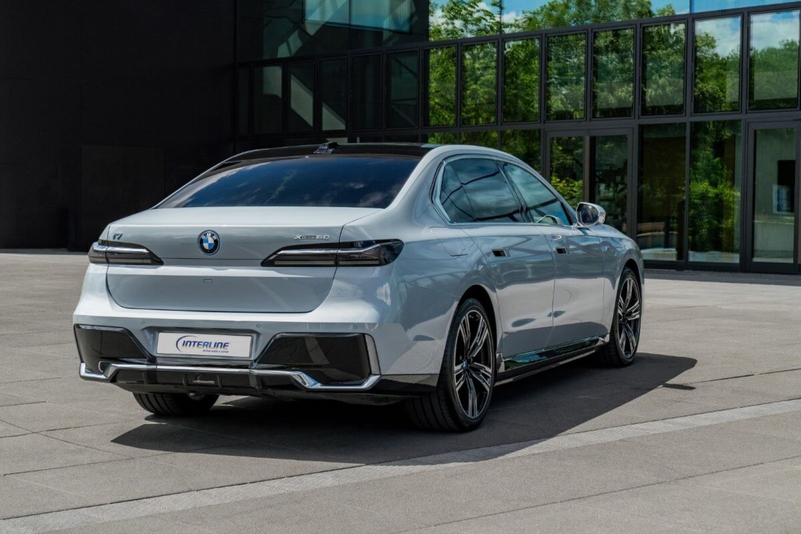 Limousine BMW i7 xDrive 60 back view.