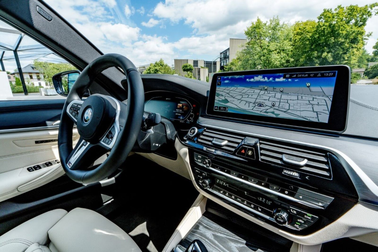 Limousine BMW 545e (hybrid) interior front.