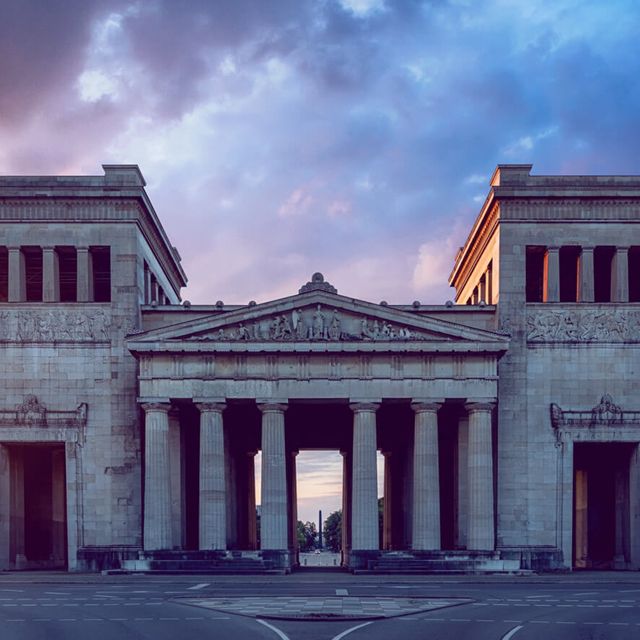 Die Propyläen am Königsplatz in München als Sightseeing Attraktion.