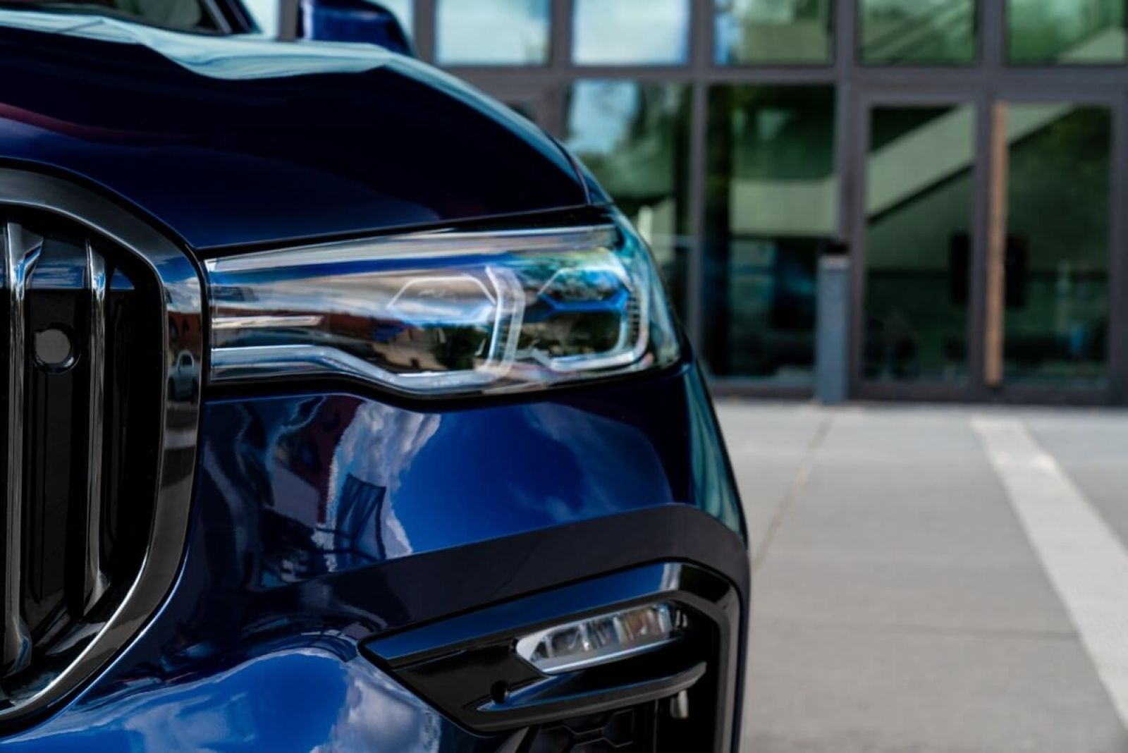 Detailaufnahme von vorne BMW X7 M60i xDrive.