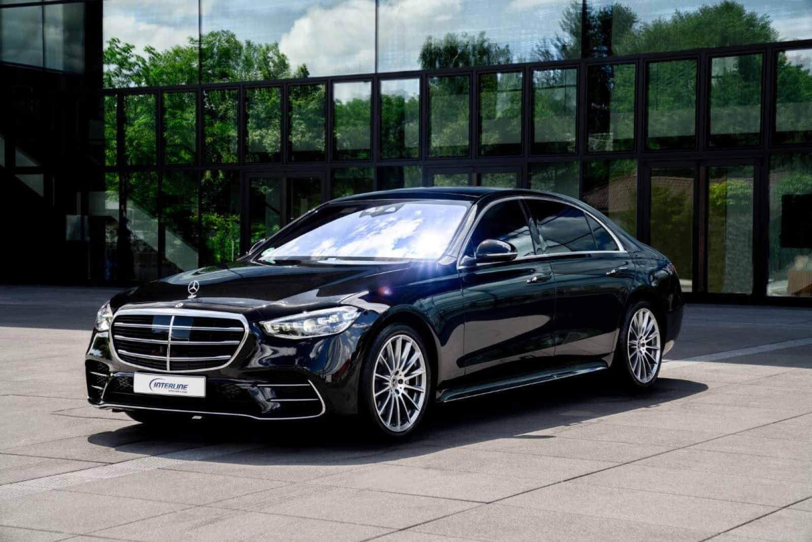 Limousine Mercedes S580 e L 4matic (hybrid) seitlich von vorne.