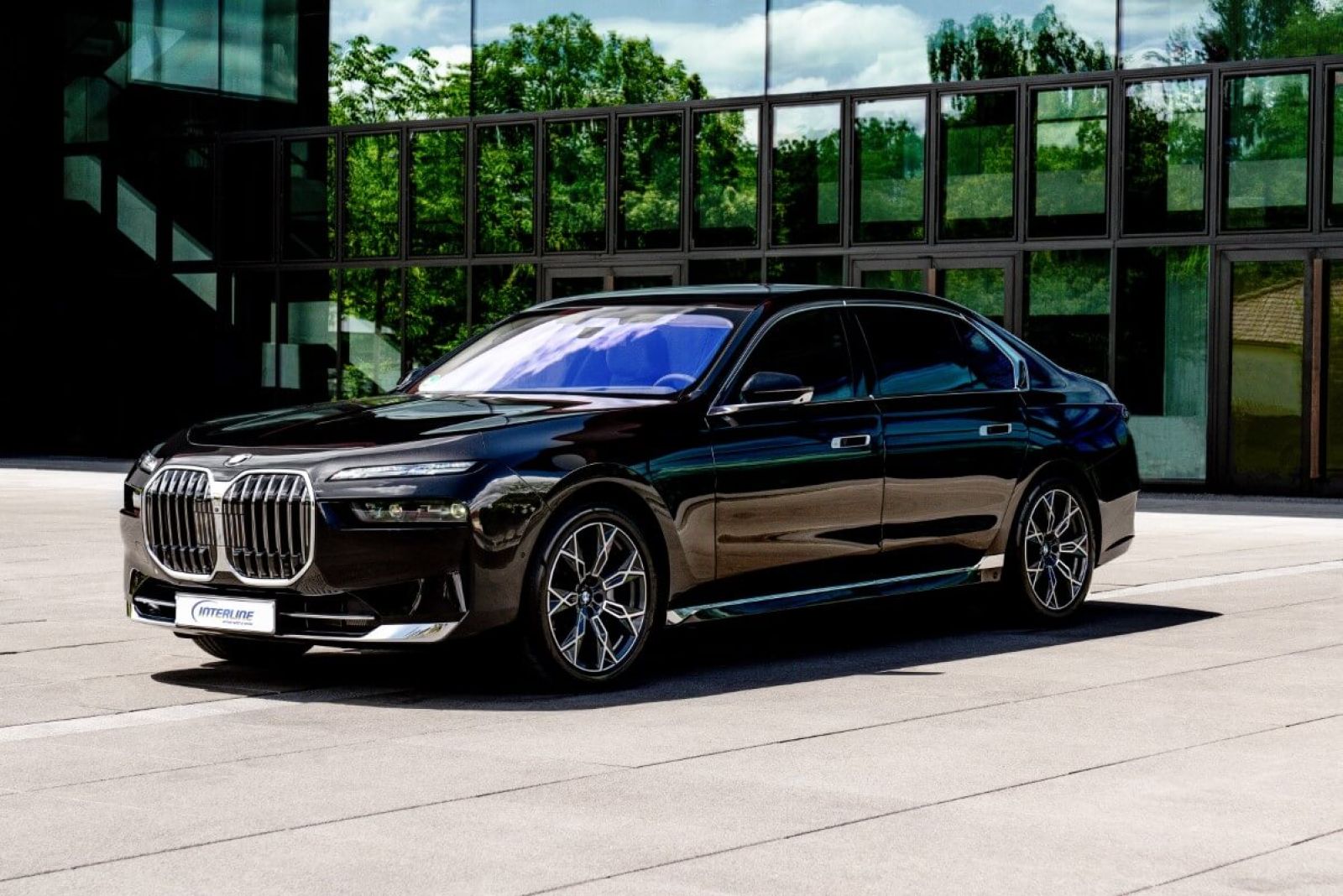 Limousine BMW 750e xDrive (hybrid) seitlich von vorne.