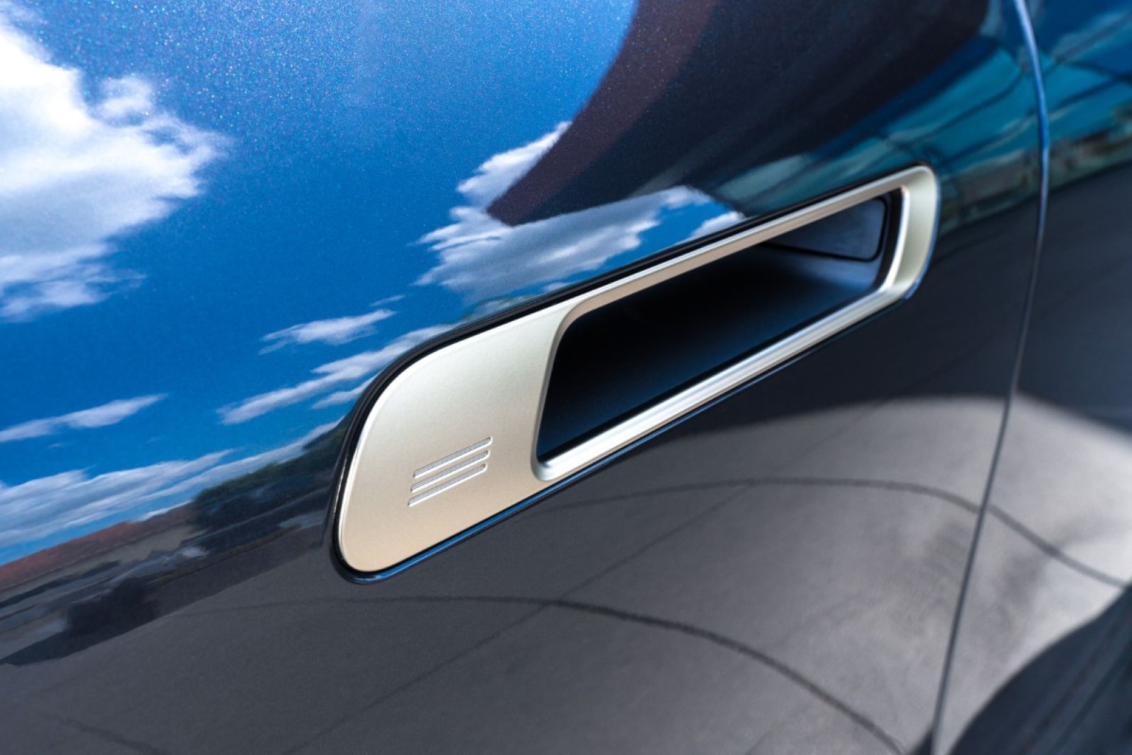 SUV BMW iX xDrive50 (electric) door handle.