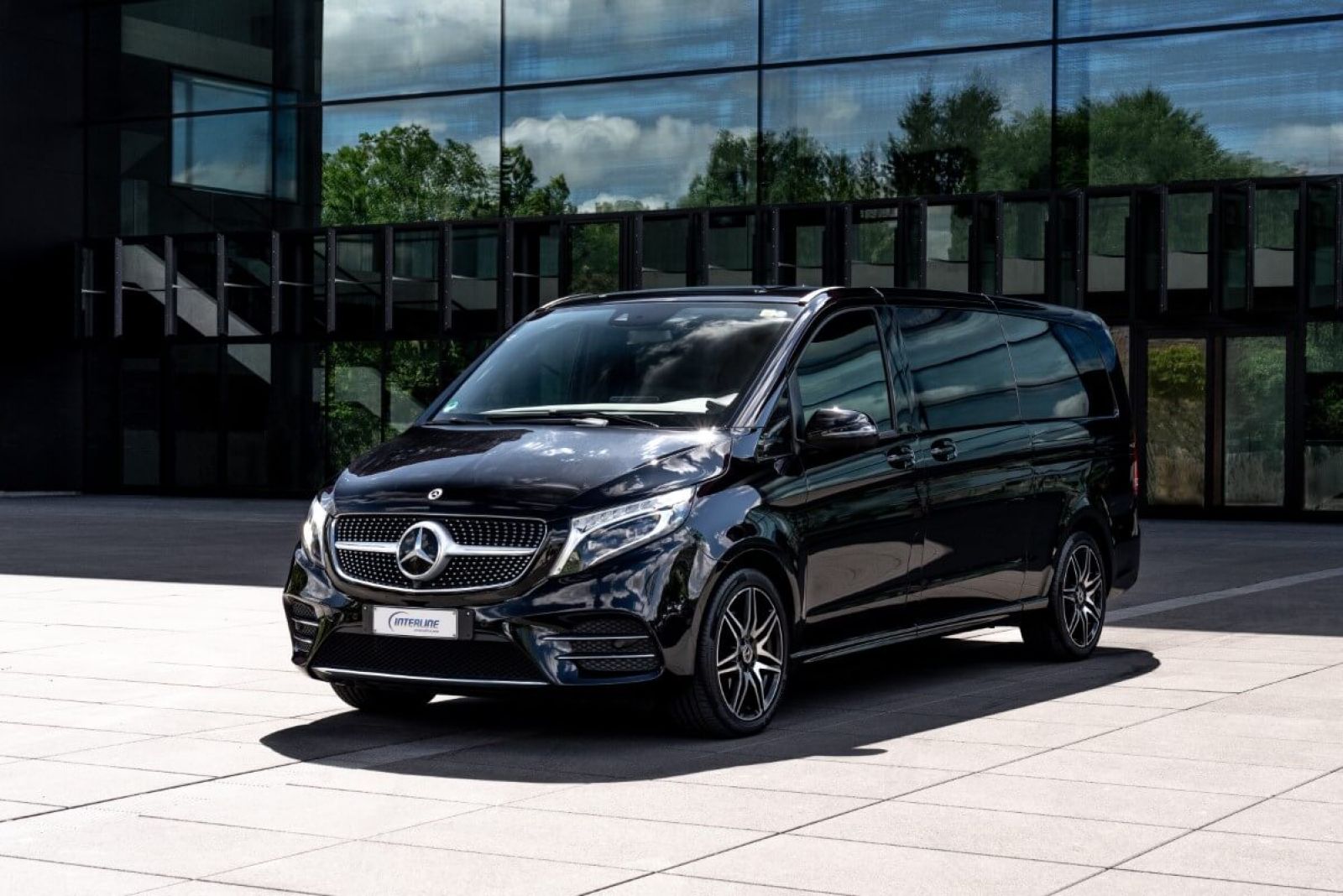 Minivan Mercedes V250d 4matic seitlich von vorne.