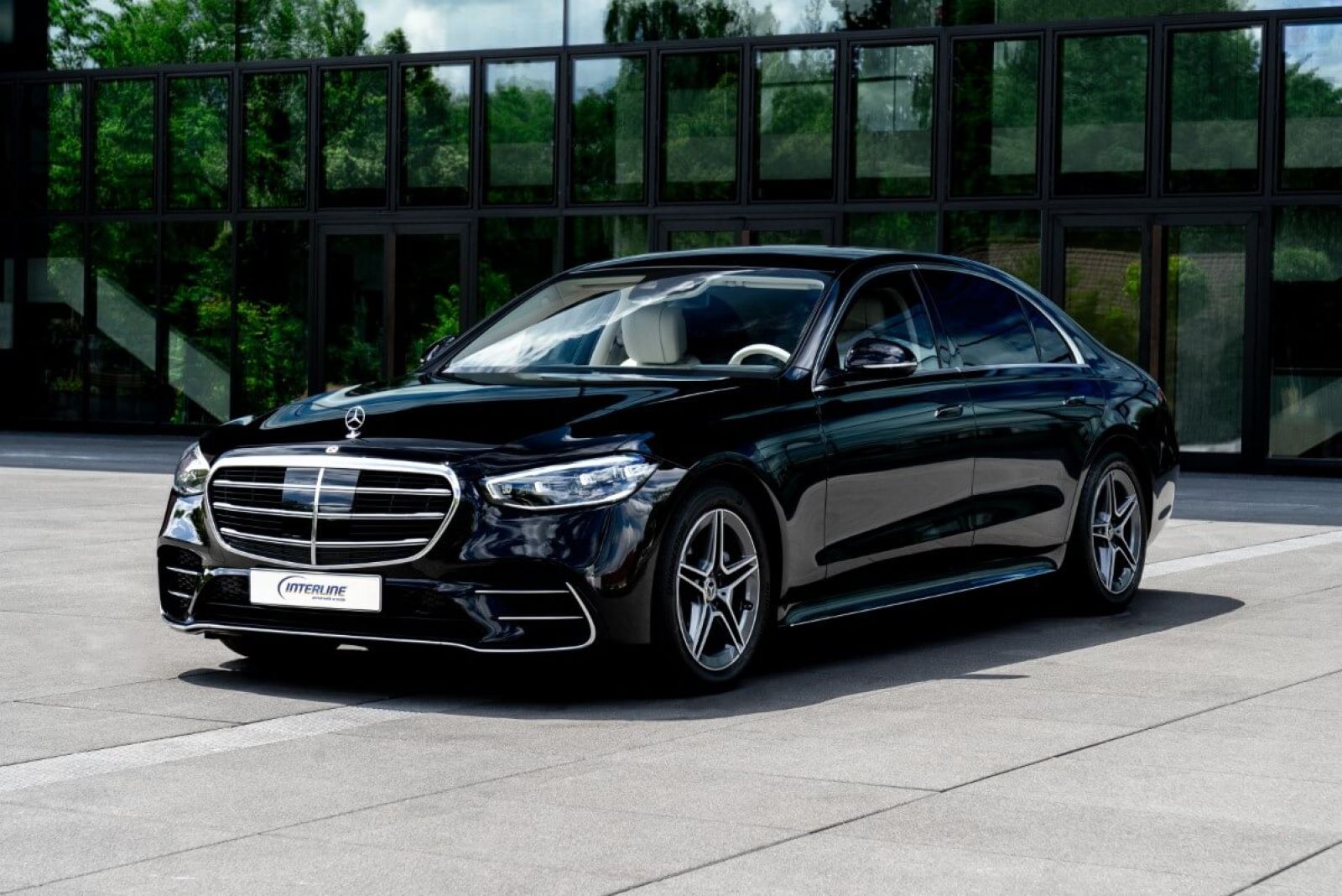 Limousine Mercedes S450 L 4matic seitlich von vorne.