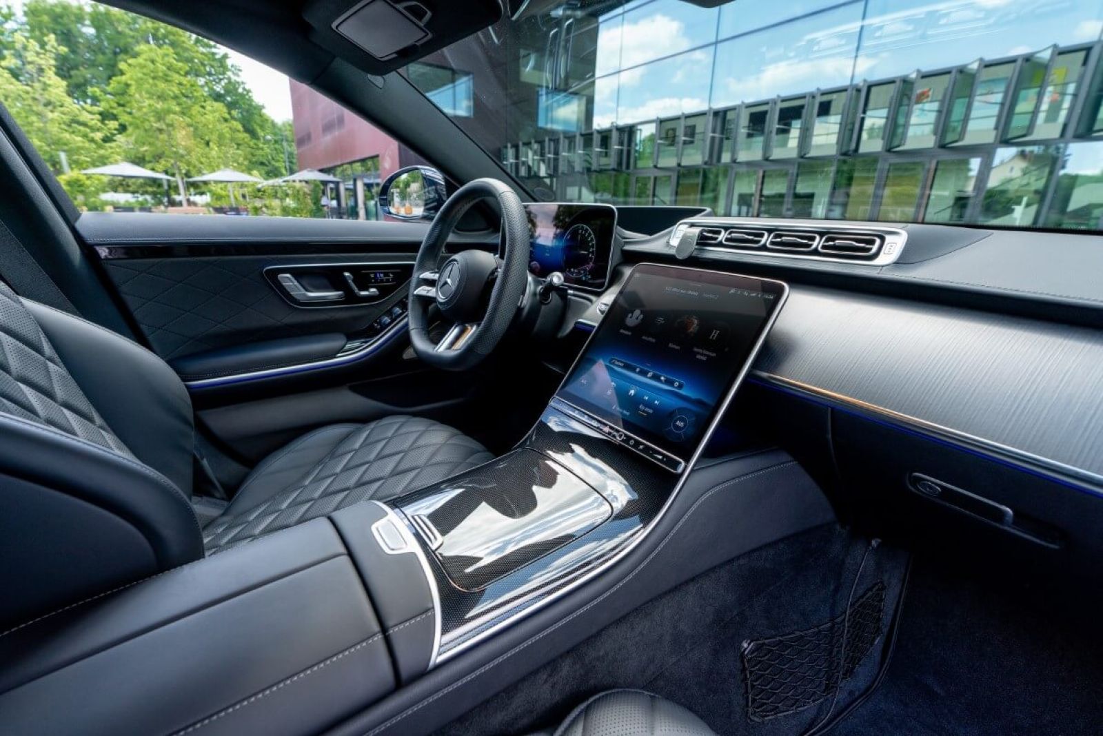 Limousine Mercedes S580 e L 4matic (hybrid) interior front.