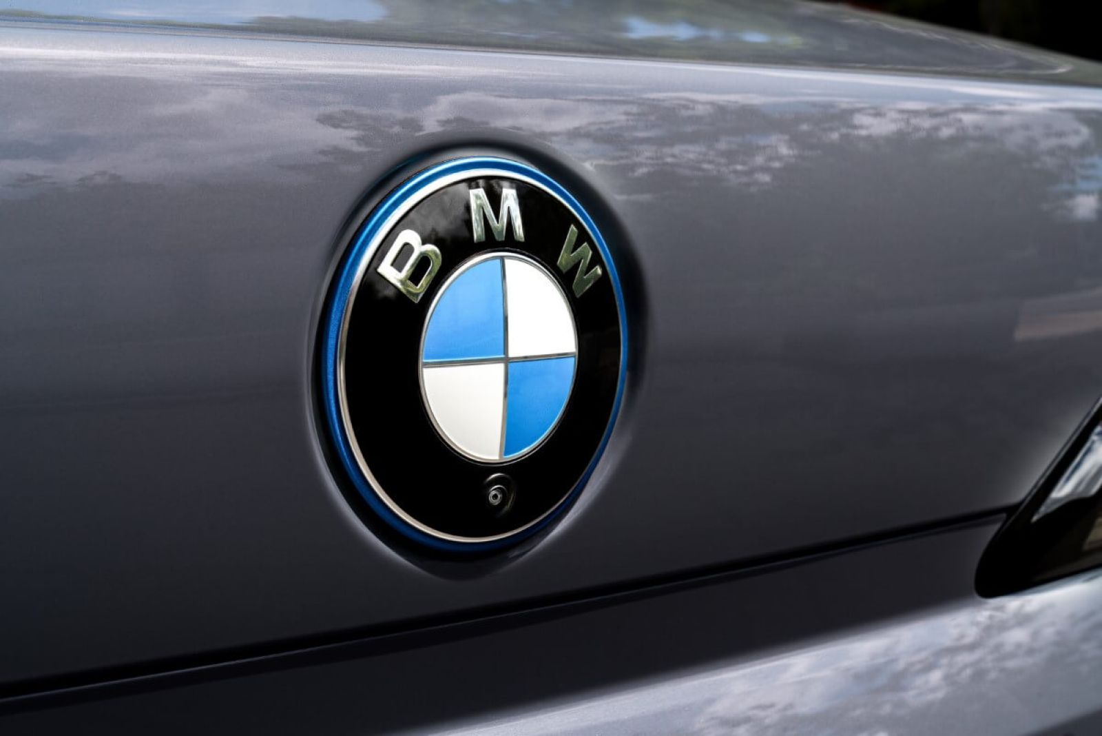 Limousine BMW 545e (hybrid) logo.