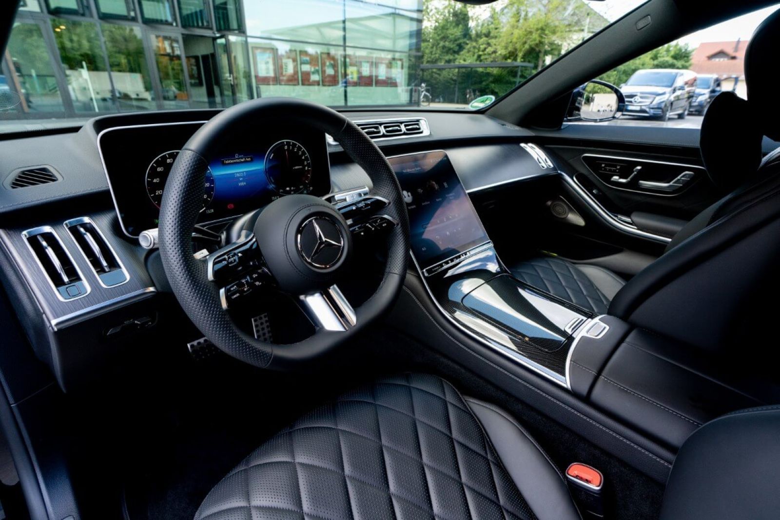 Limousine Mercedes S580 e L 4matic (hybrid) interior front.