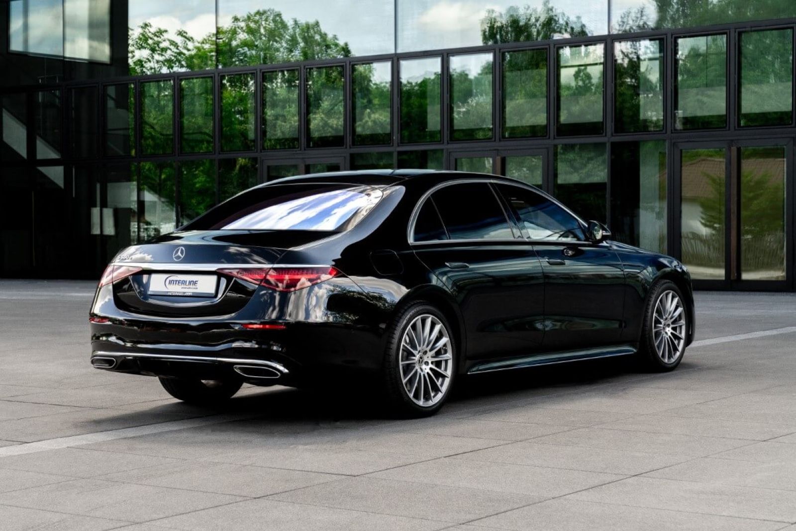 Limousine Mercedes S580 e L 4matic (hybrid) back view.