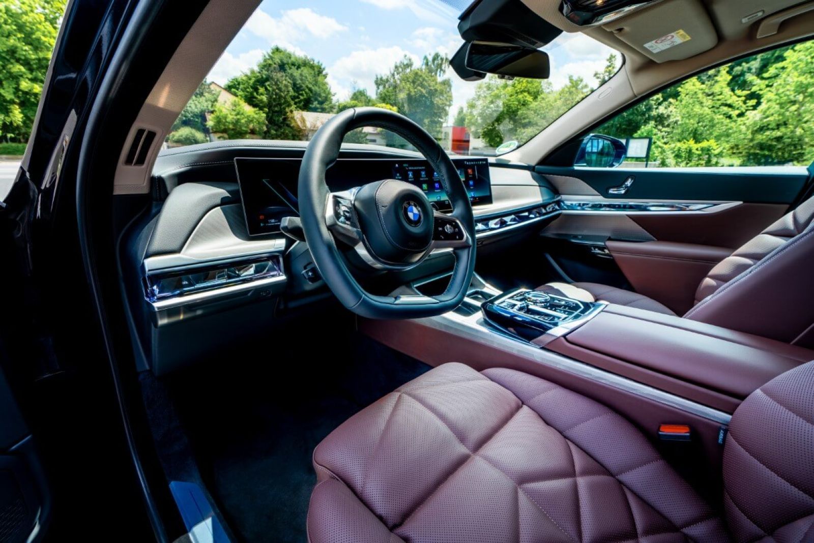 Limousine BMW 750e xDrive (hybrid) interior front.