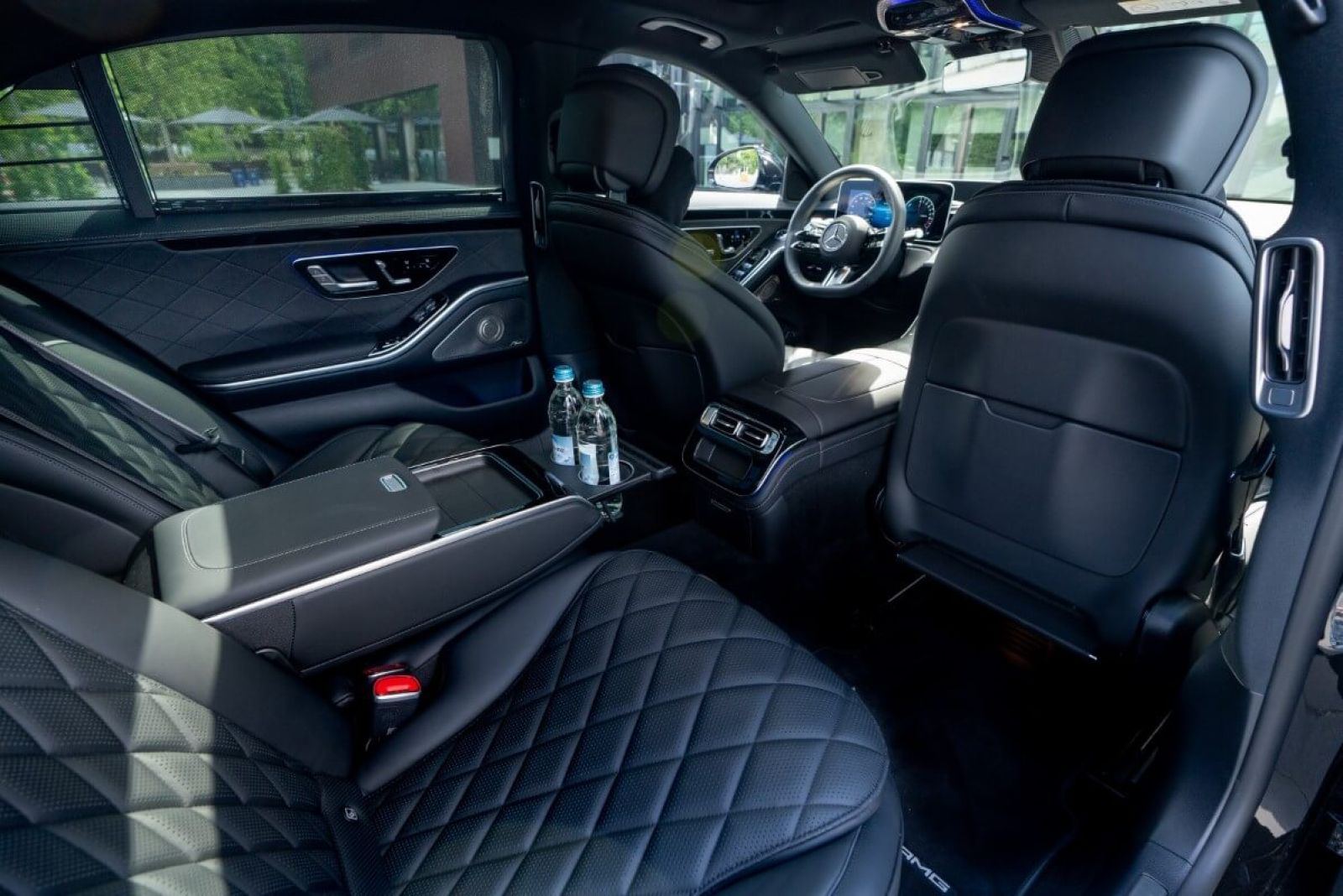 Limousine Mercedes S580 e L 4matic (hybrid) interior back seats.