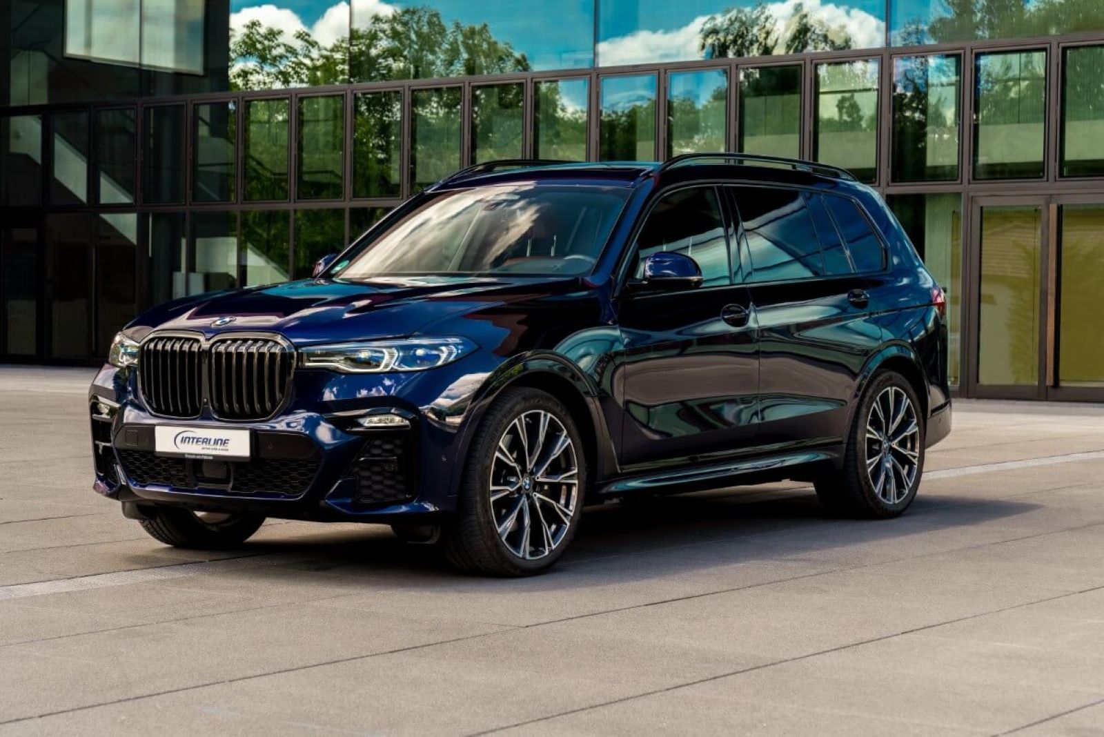 SUV BMW X7 M60i xDrive von vorne auf einem Platz.