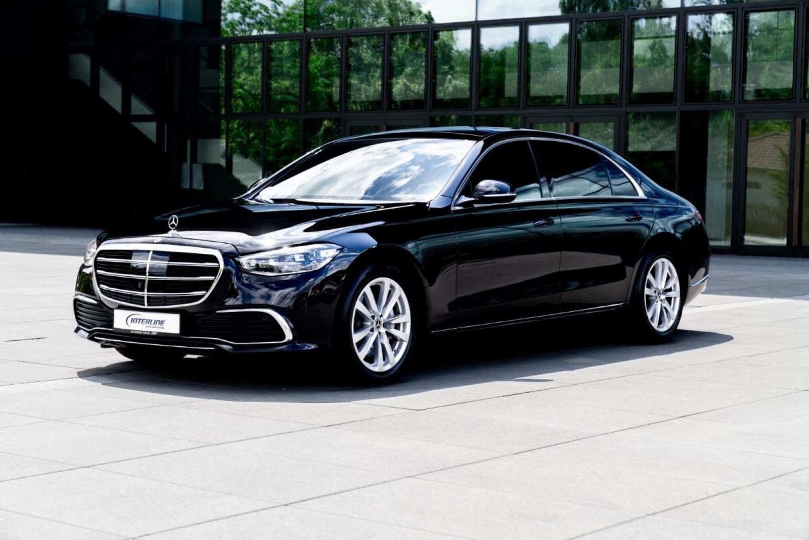 Limousine Mercedes S350 L 4matic seitlich von vorne.