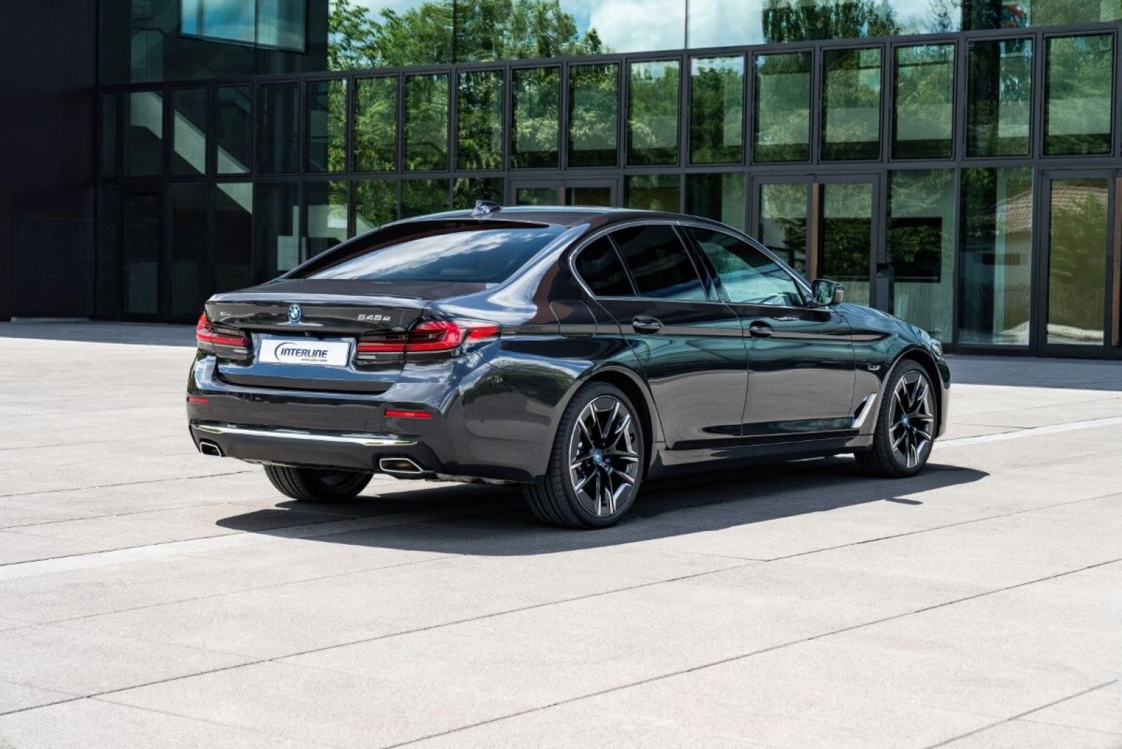 Limousine BMW 545e (hybrid) back view.