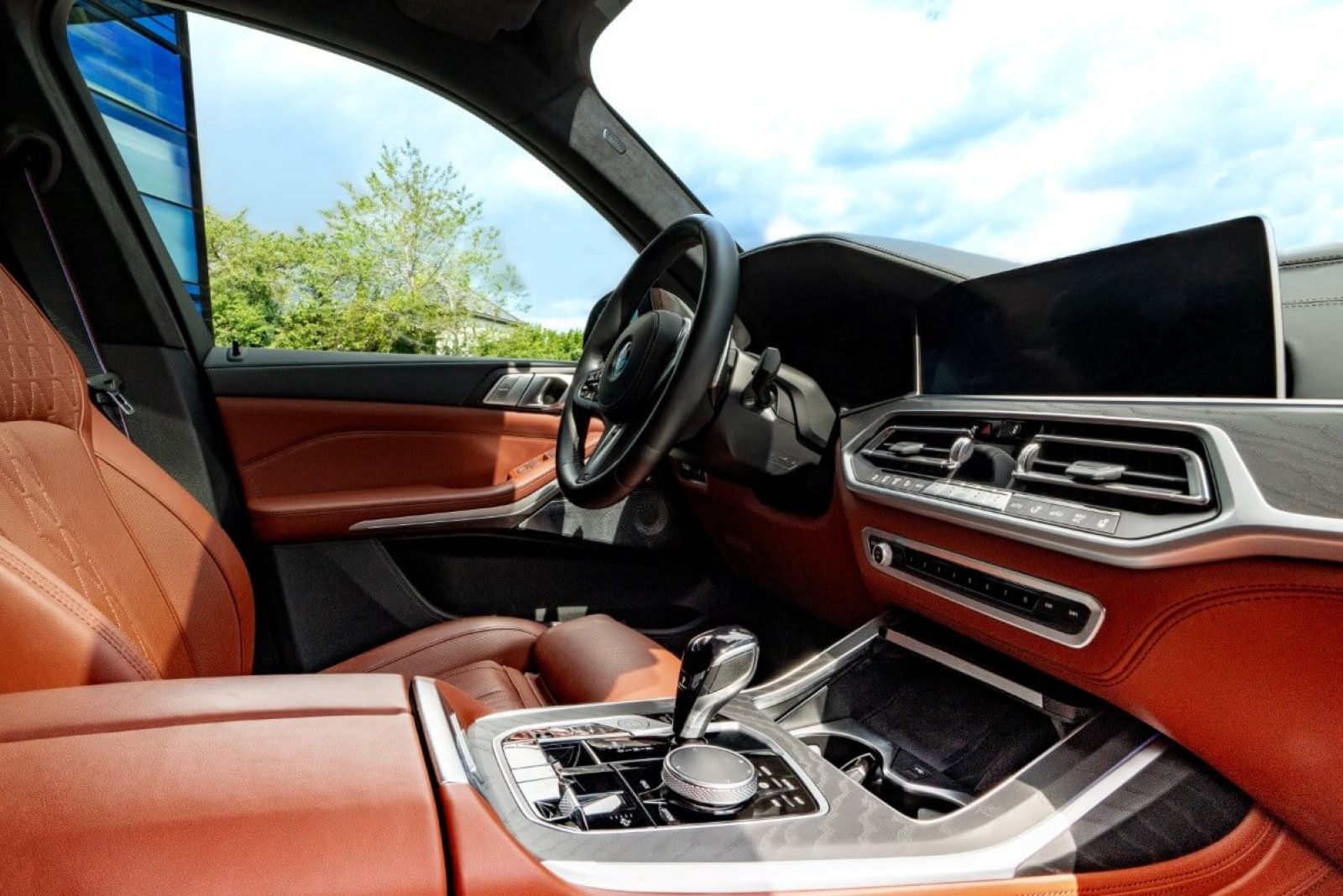 SUV BMW X7 M60i xDrive interior front.