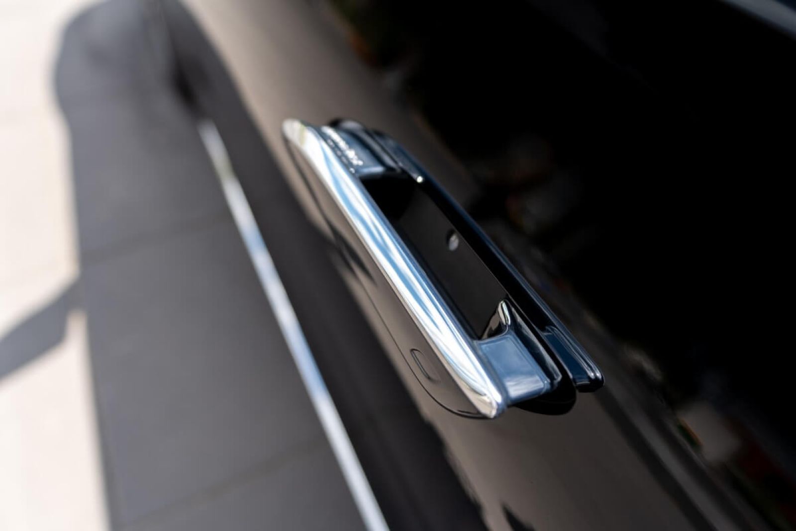 Limousine Mercedes S350 L 4matic door handle.