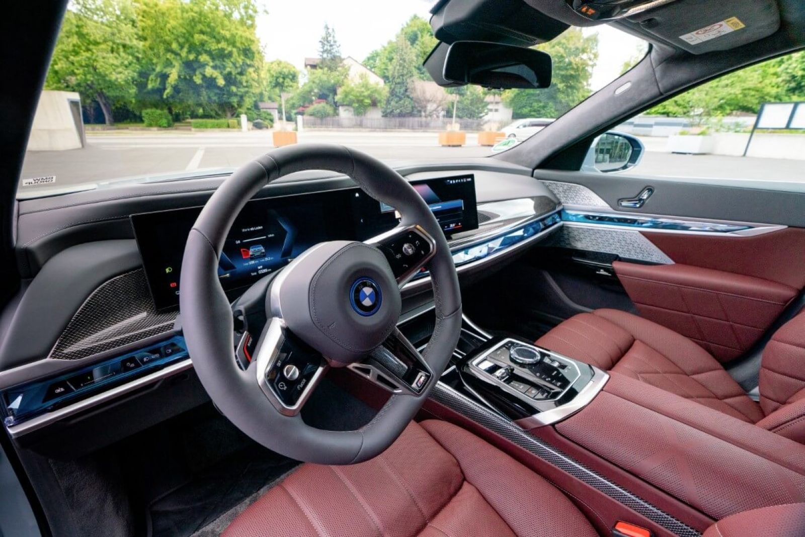 BMW i7 xDrive 60 (electric) Deteils vom Innenraum und Lenkrad vorne.