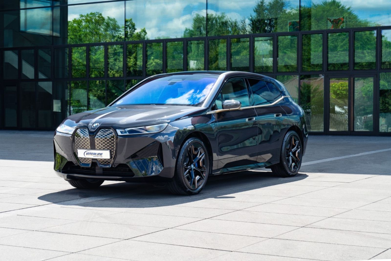 SUV BMW iX xDrive50 (electric) von vorne.