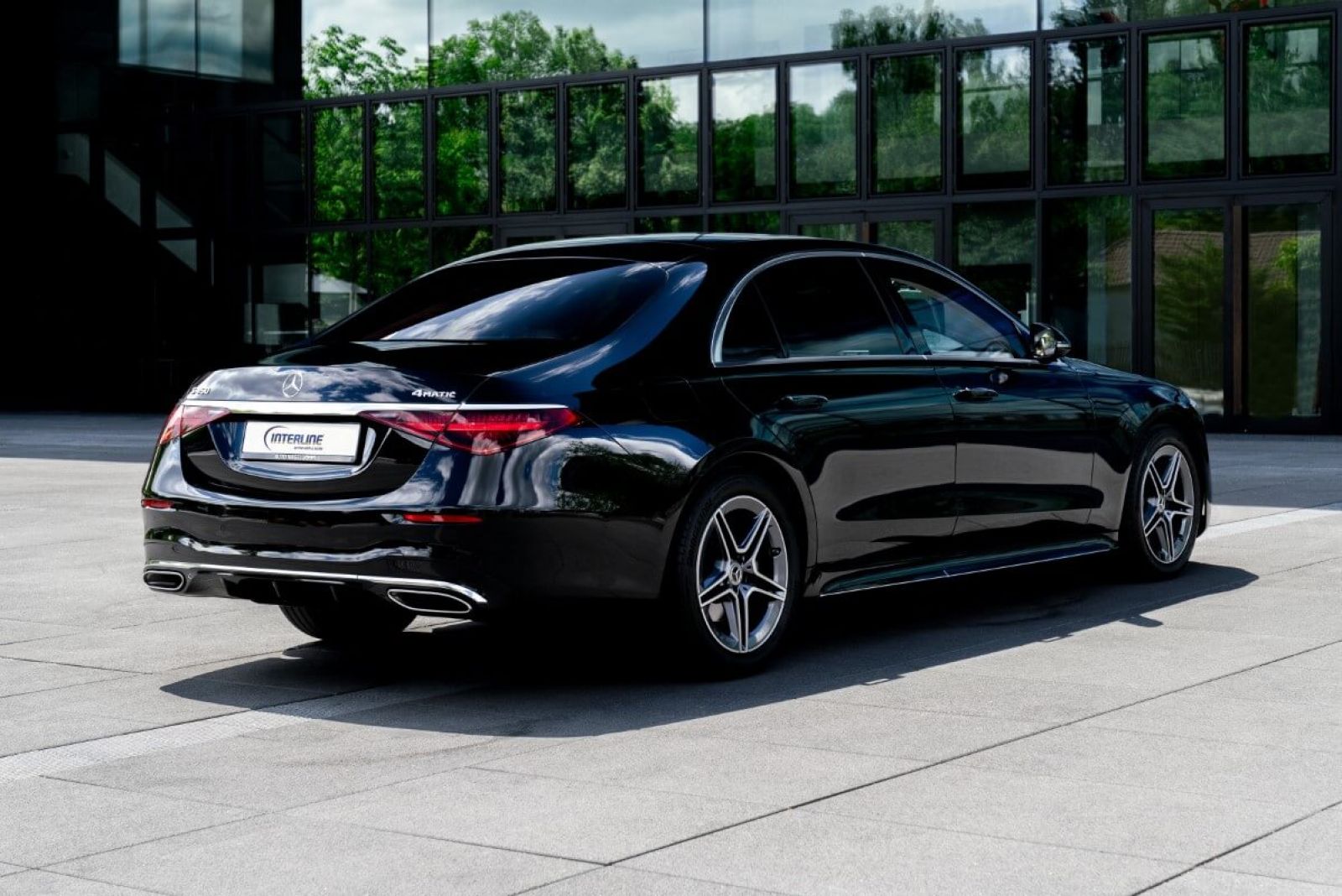 Limousine Mercedes S450 L 4matic back view.